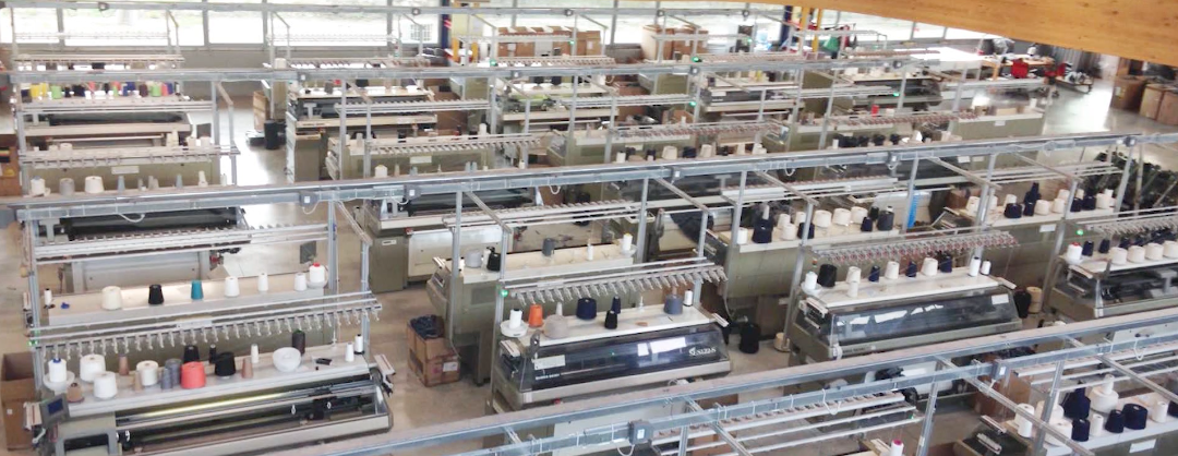 Panoramica della sala macchine con i telai in lavorazione